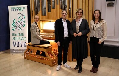 Die 'neue' Indoor-Pfeifenorgel der Musikschule Bruck an der Mur mit Orgellehrer Handl, Musikschuldirektor Farnleitner, Bürgermeisterin Kaltenegger und Kulturreferentin Melmer-Baierl